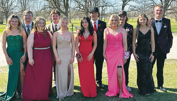 A group of GMR Prom attendees